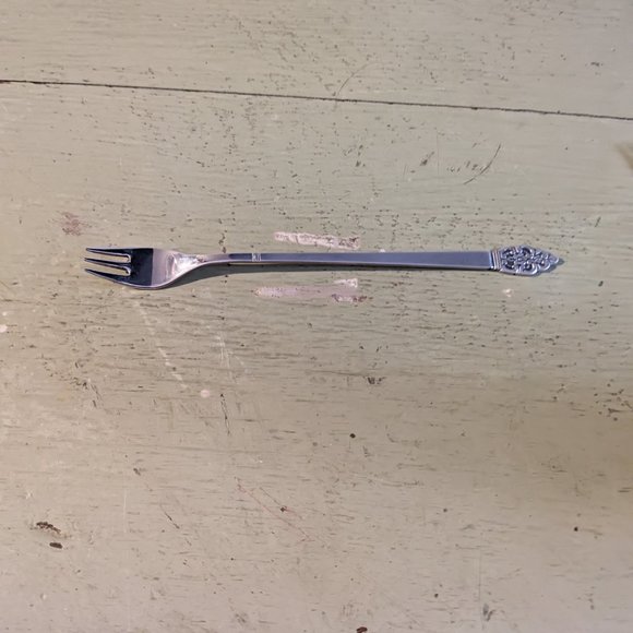 Oneidacraft Nordic Crown Deluxe Stainless Flateware 2 pc Cocktail Forks - Picture 2 of 4